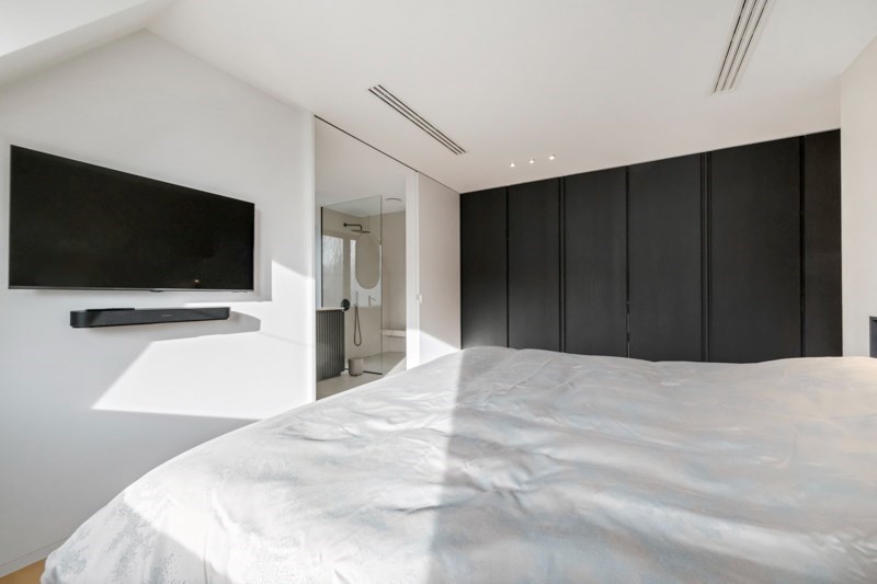 Magnifique villa jumelée récemment rénovée, située au calme entre le centre de Knokke et Le Zoute, avec une parfaite orientation Sud-Ouest. 