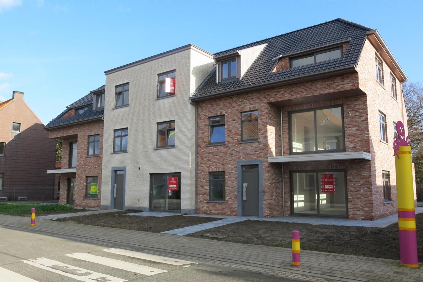 Duplex met 3 ruime slaapkamers en tuin op het gelijkvloers. 