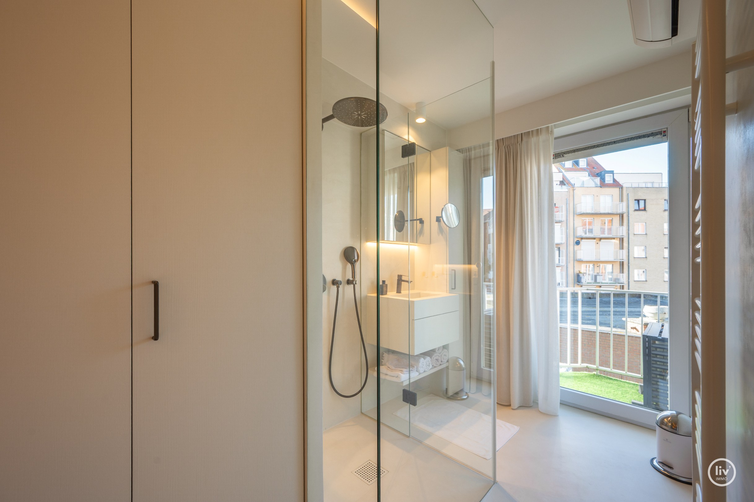 Zonnig en stijlvol vernieuwd appartement met twee slaapkamers op topligging op wandelafstand van de Lippenslaan. 