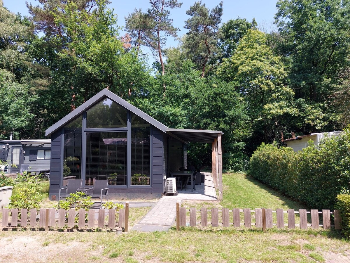 Zeer modern chalet met berging en 2 slaapkamers op park Kempenbos. 