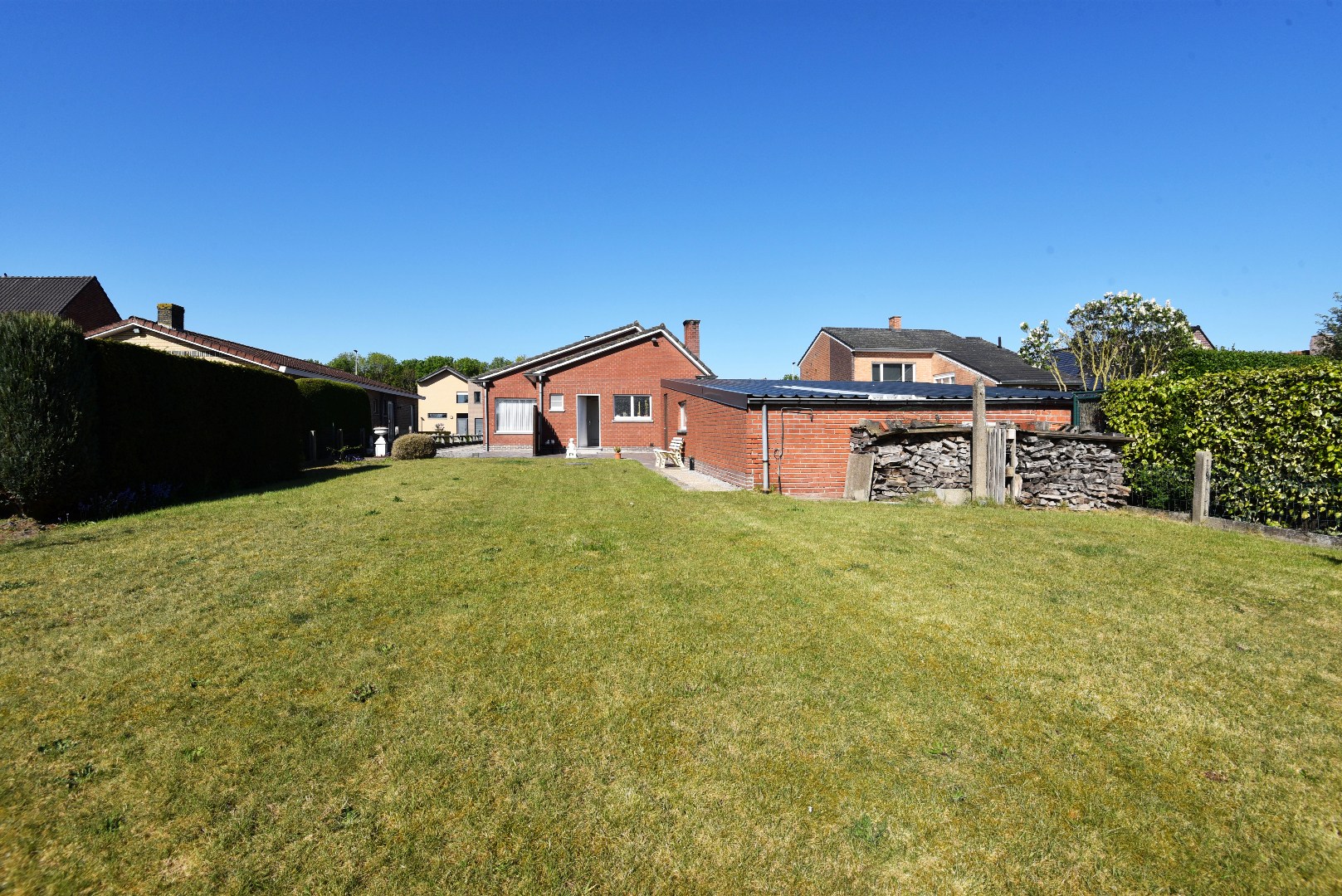 Grondig te renoveren woning  mooi gelegen te Adegem 