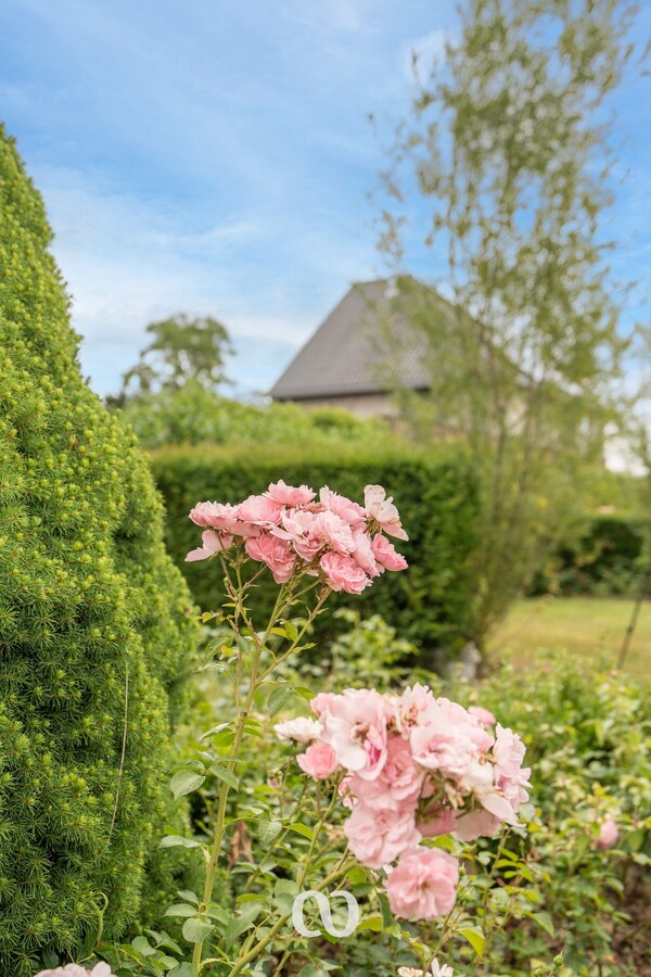 Instapklare woning met zonnepanelen, prachtige tuin en garage 