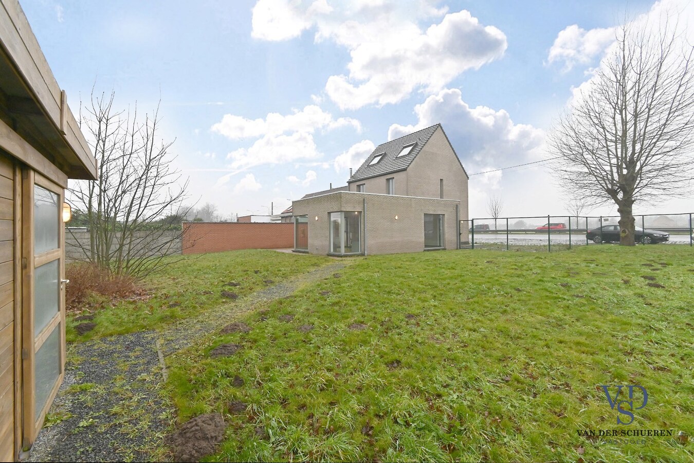 Ruime Half Open, op een commercieel gunstige ligging 