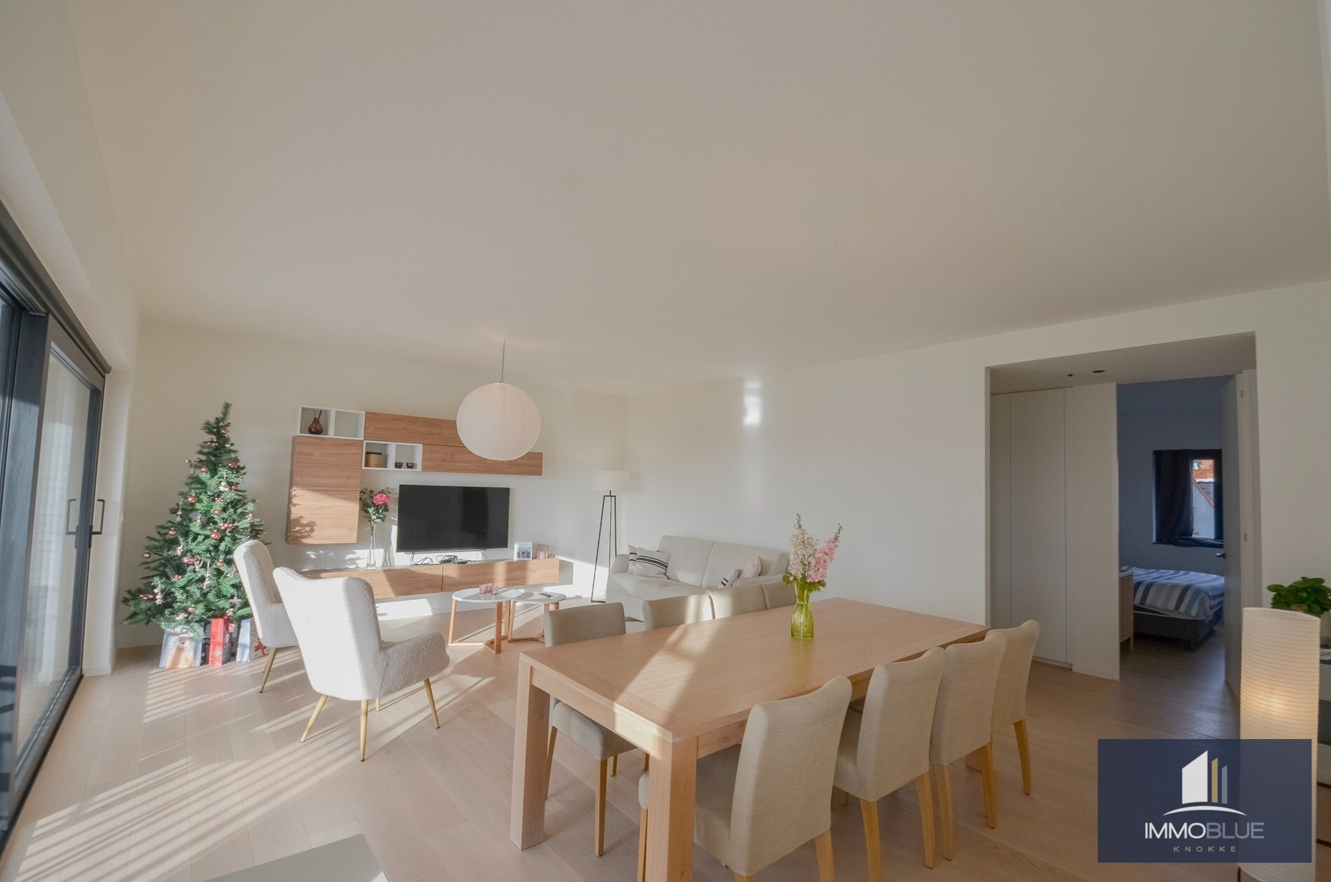 Appartement avec une façade d’environ 5,2 mètres et une grande terrasse ensoleillée. 