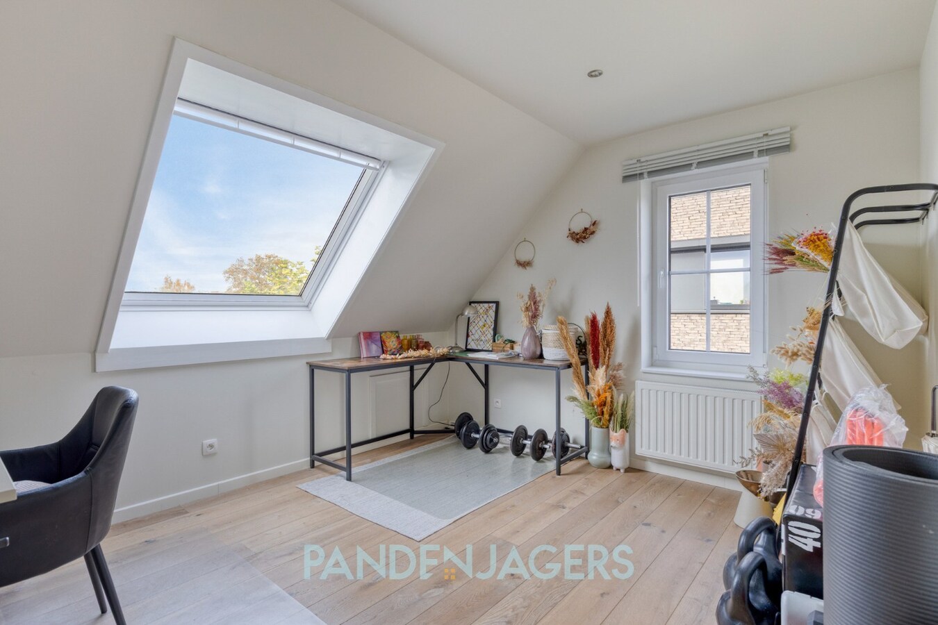 Recente energiezuinige woning met 6 slaapkamers, laadpaal en ruim perceel 