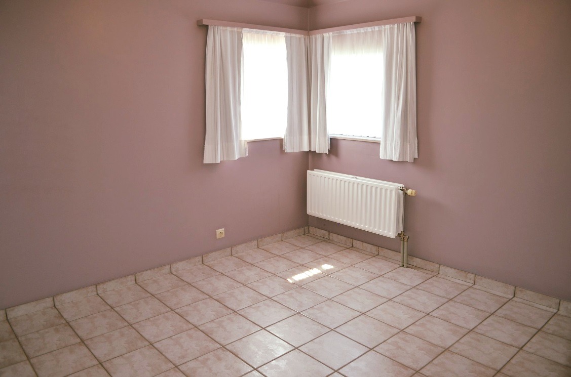 Halfopen bebouwing op 530m² met 3 slpks, garage, tuin en tuinhuis te Maldegem 