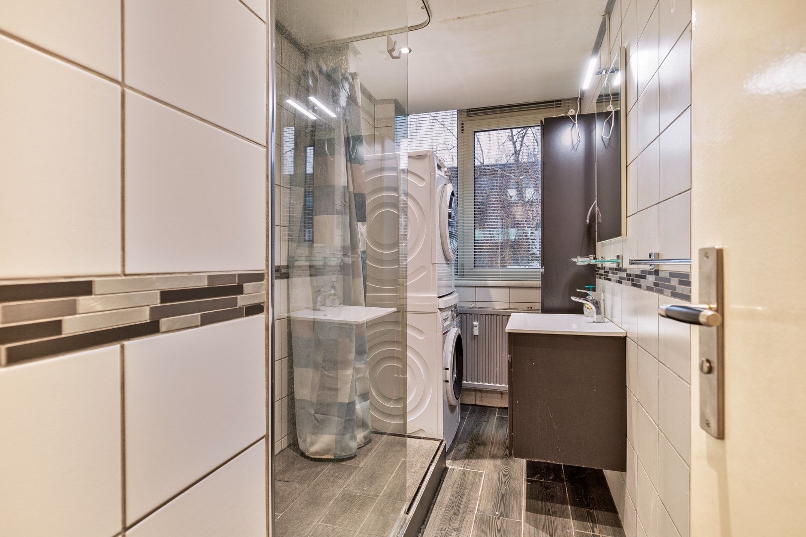 Instapklaar 3 kamer appartement op de 1e verdieping met keurige keuken en badkamer, balkon op het zuidoosten, berging in de onderbouw en gelegen op eigen grond. 