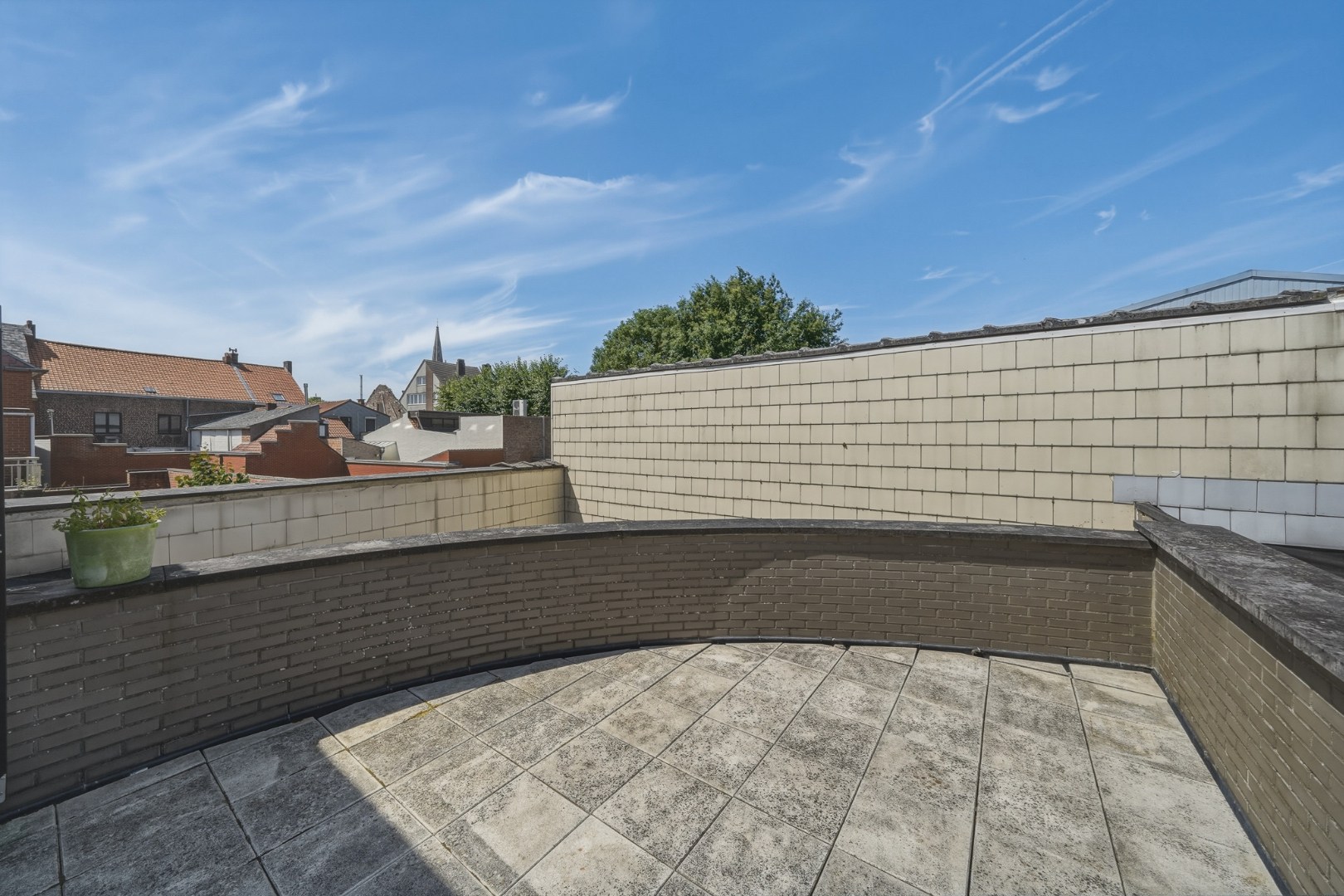 Verhuurd appartementsgebouw met 3 woonentiteiten 