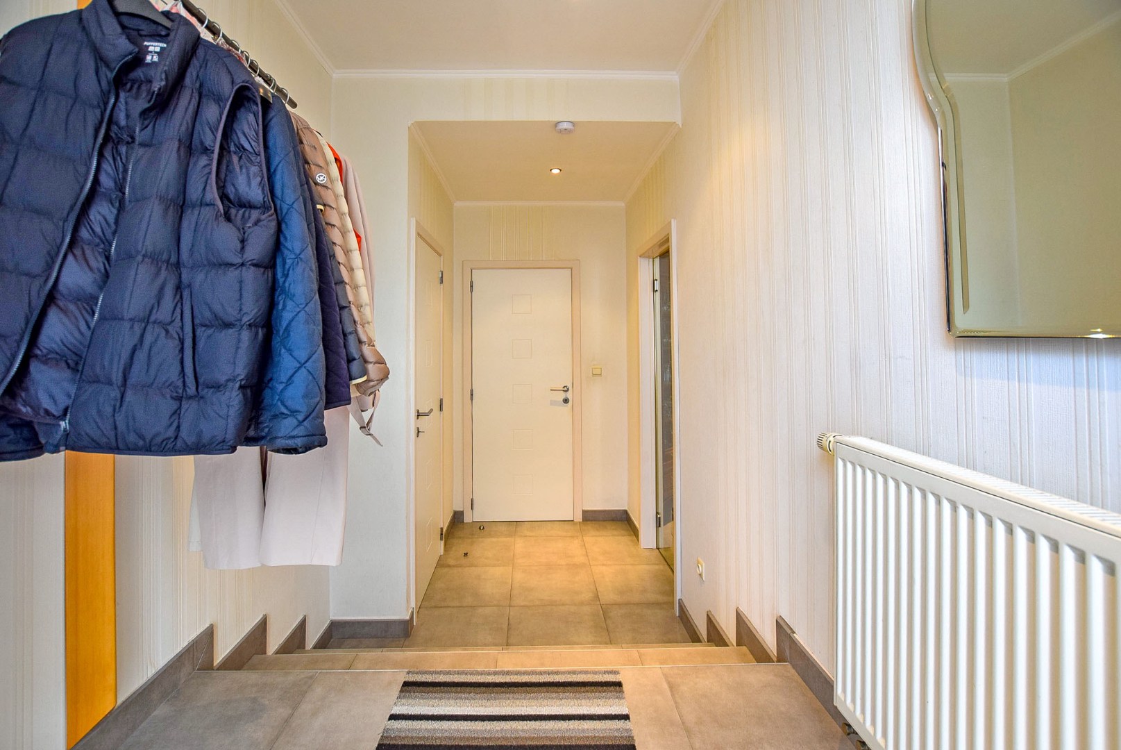 Prachtig onderhouden gelijkvloersappartement van maar liefst 175m² gelegen op 50m van het strand te Sint-Idesbald. 