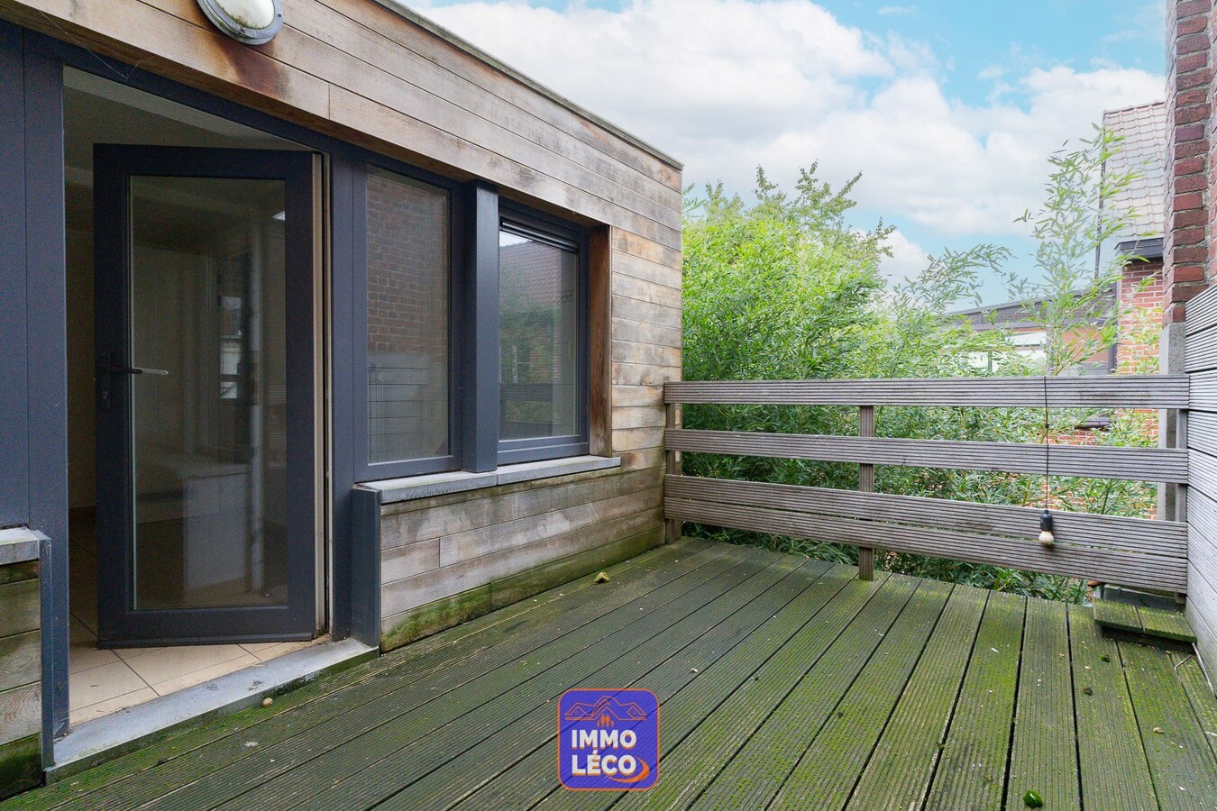 Immeuble avec un bureau et un appartement 2 chambres. IDEAL INVEST 