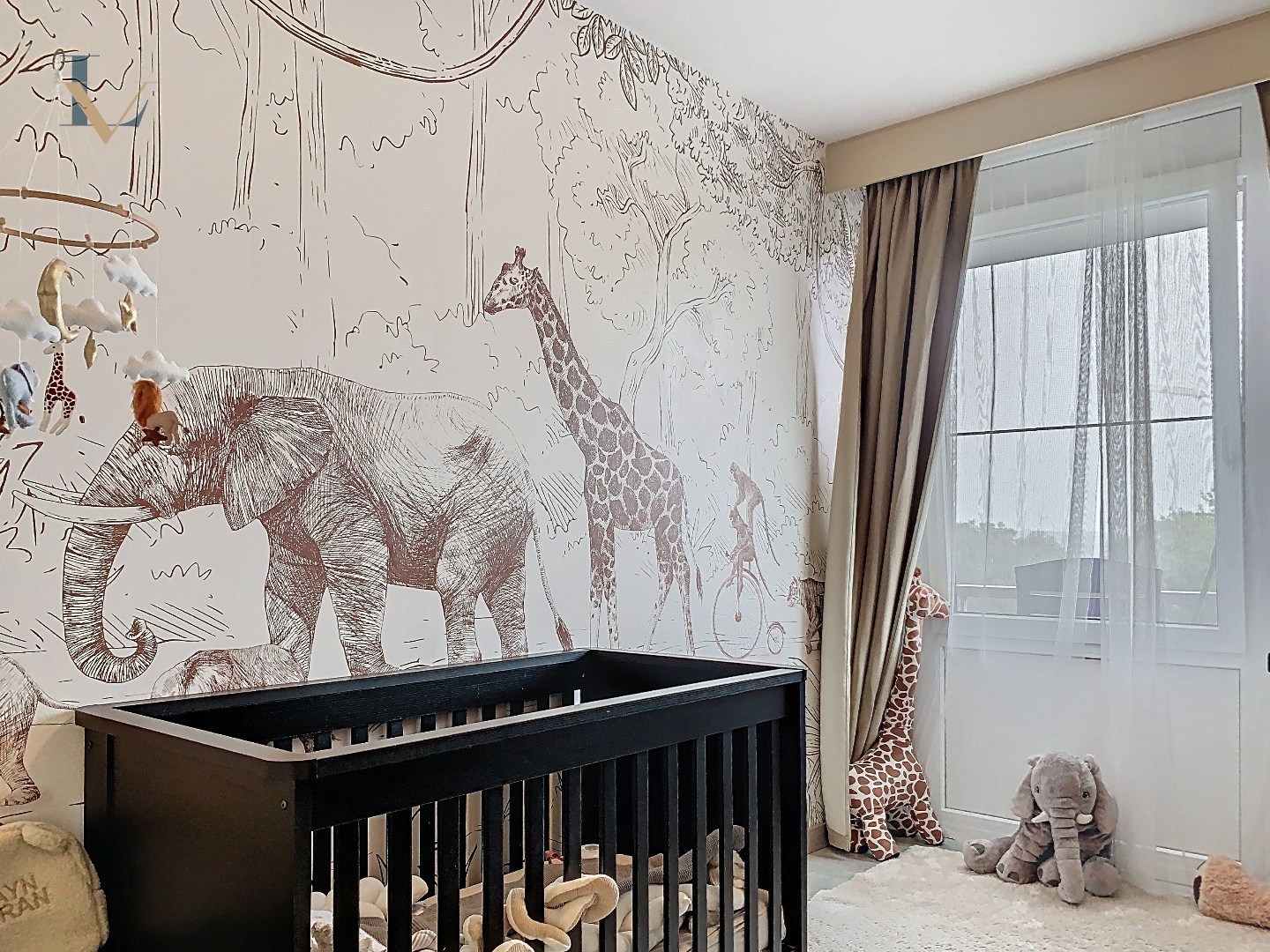 Recent gerenoveerd  drie slaapkamer appartement  met vrij zicht op Bosuilplein en ruim terras 