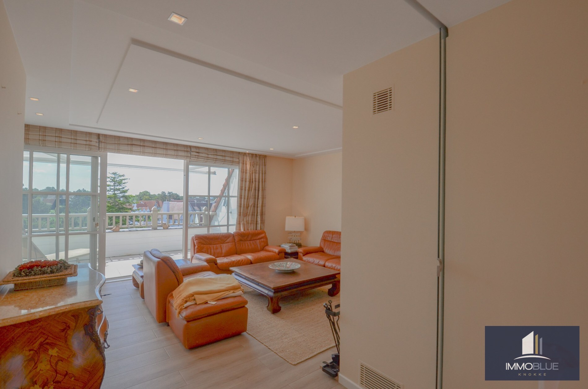 Stijlvol duplexappartement met zonnige terrassen en open zicht op de villa’s van het Zoute. 