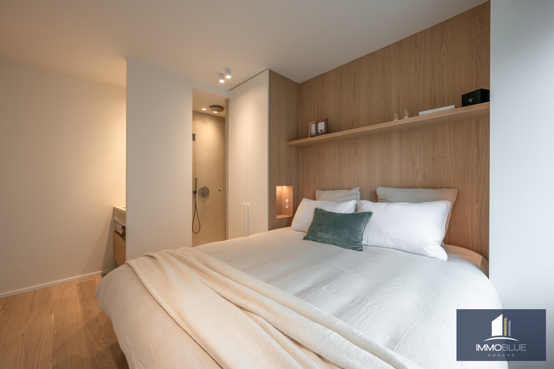 Appartement lumineux, entièrement rénové, avec trois chambres et une largeur de façade d’environ 5,5 mètres, idéalement situé à proximité de l’avenue Dumortier. 