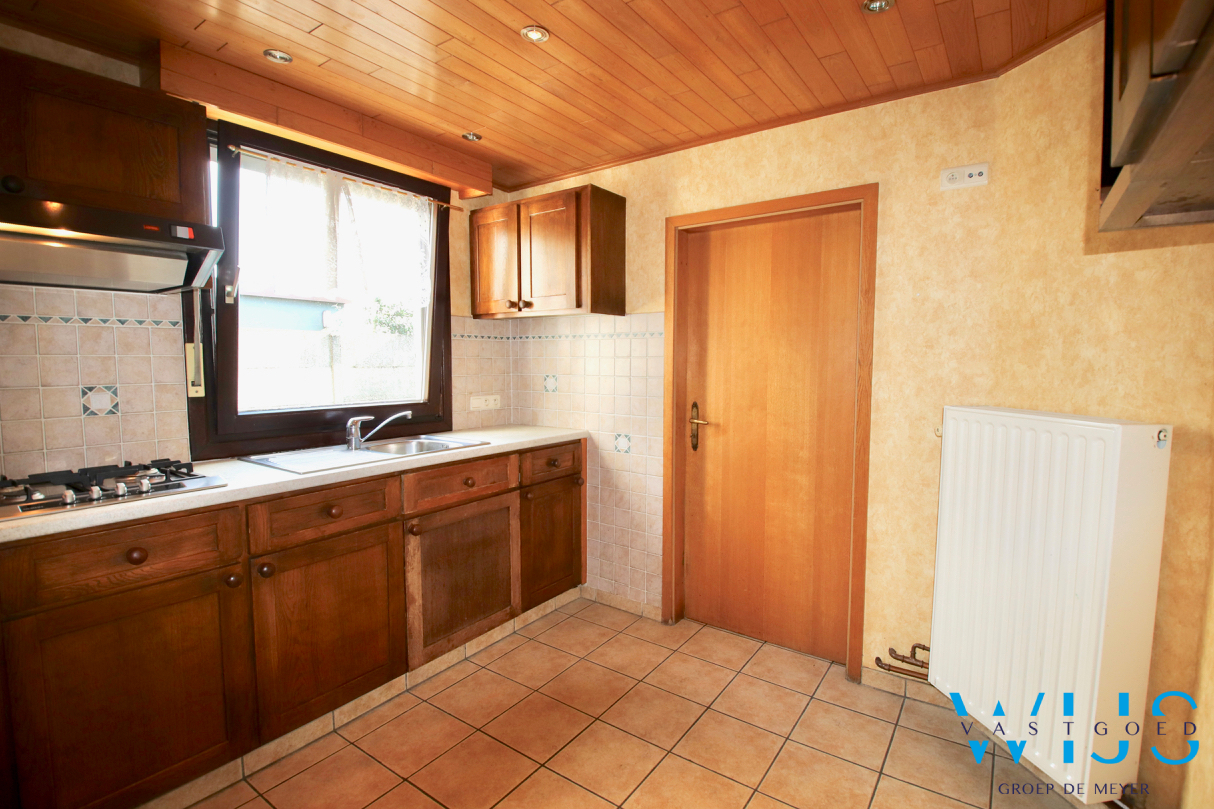 Op te frissen woonhuis op een mooi perceel te Ertvelde ! 