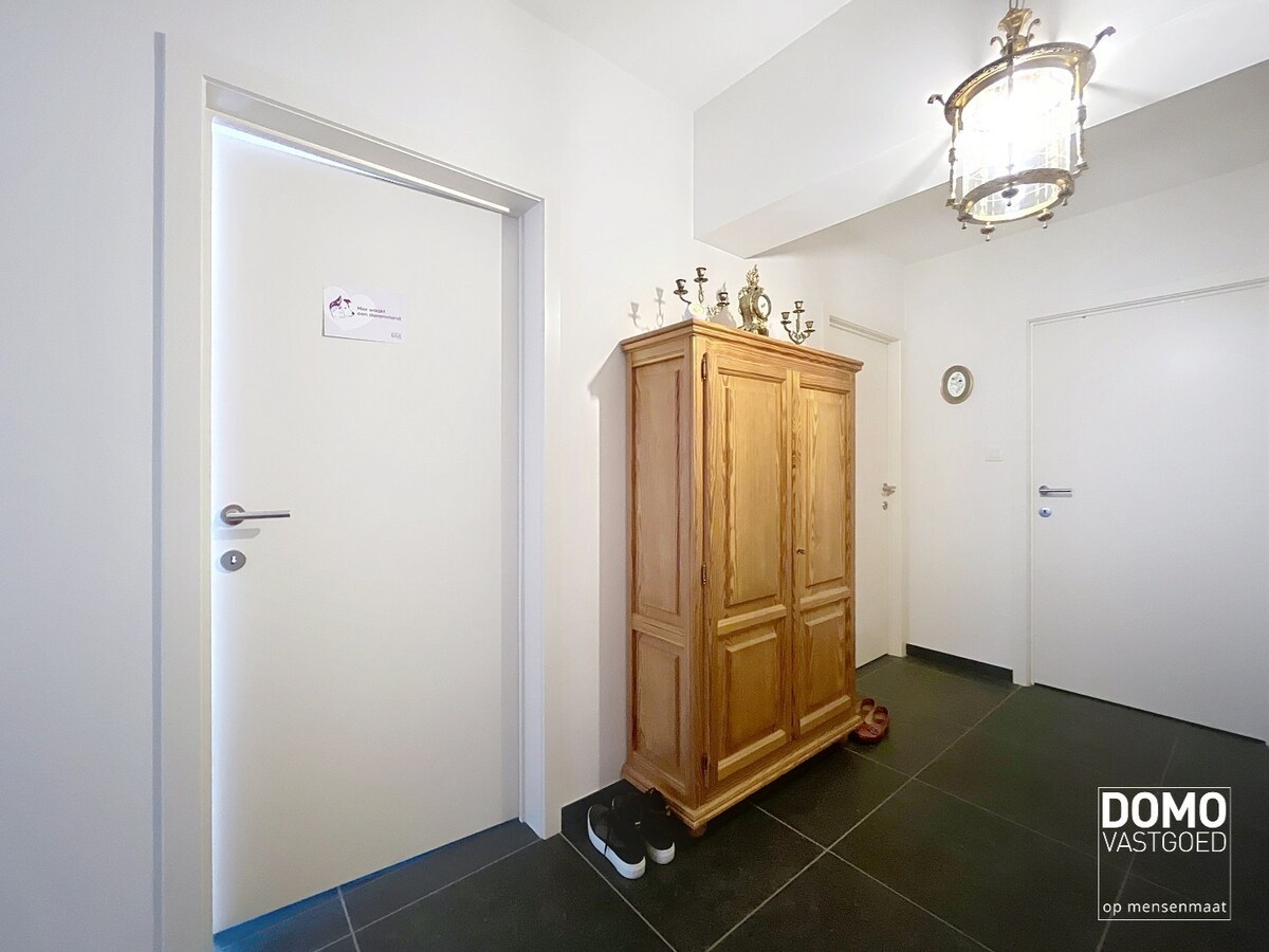 RUIM APPARTEMENT VAN 120 M² MET TERRAS, LIFT, 2 SLAAPKAMERS EN AUTOSTANDPLAATS GELEGEN TE CENTRUM KERMT 