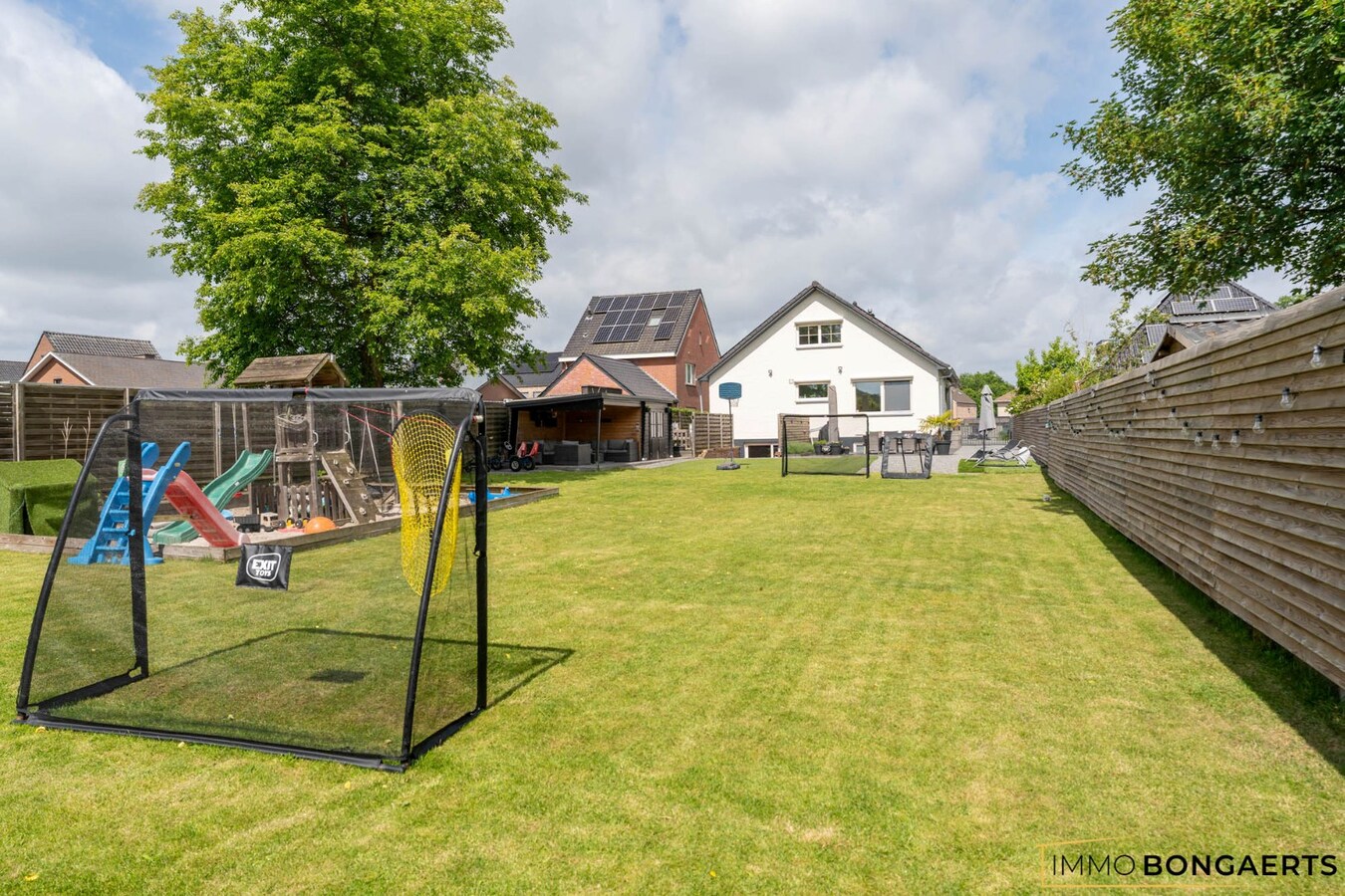 Rustig gelegen gerenoveerde gezinswoning 