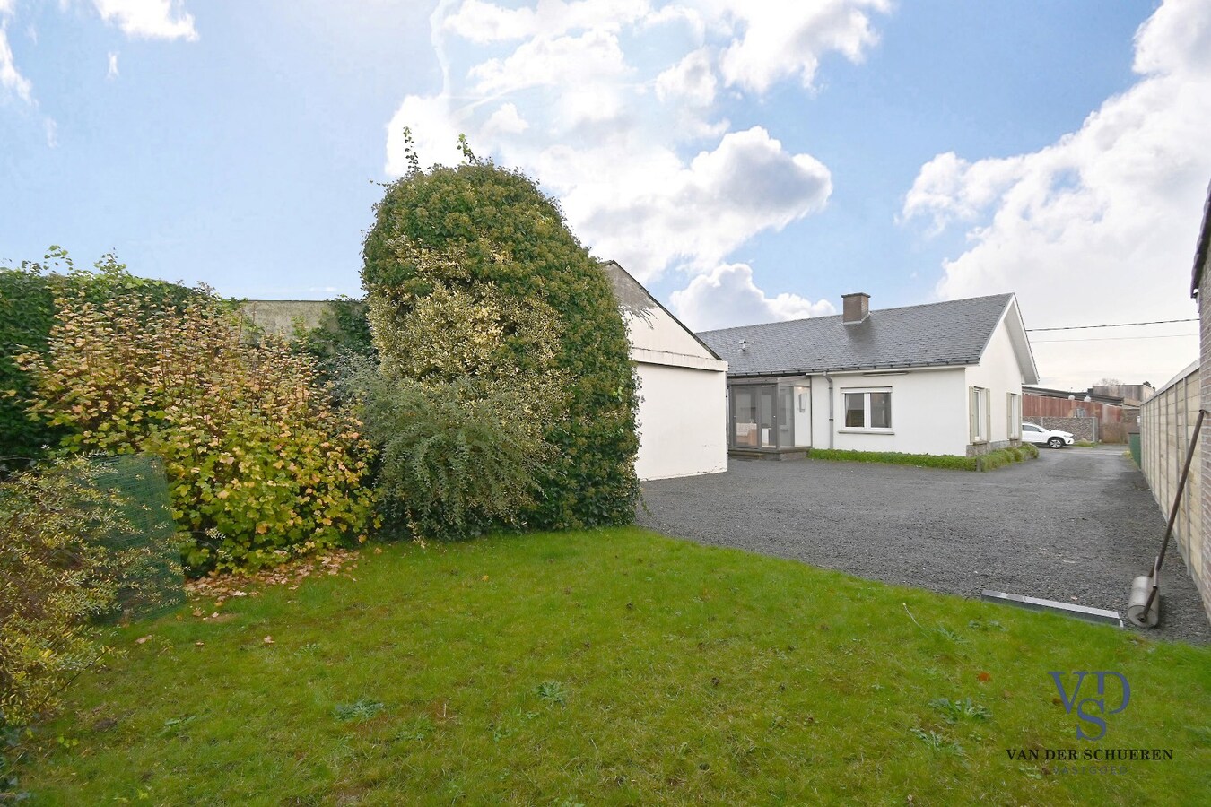 Bungalowwoning met afzonderlijke loods 