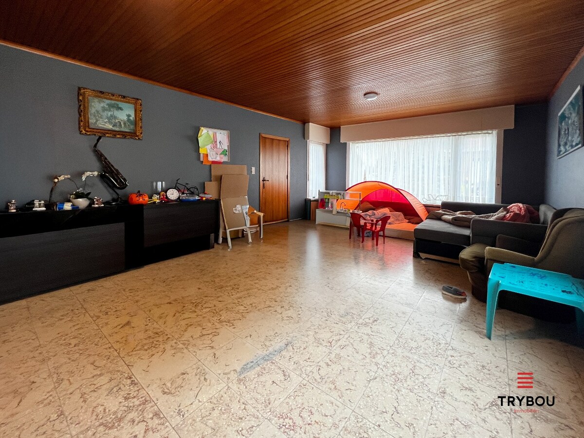 Ruime woning met garage, tuin en drie slaapkamers 