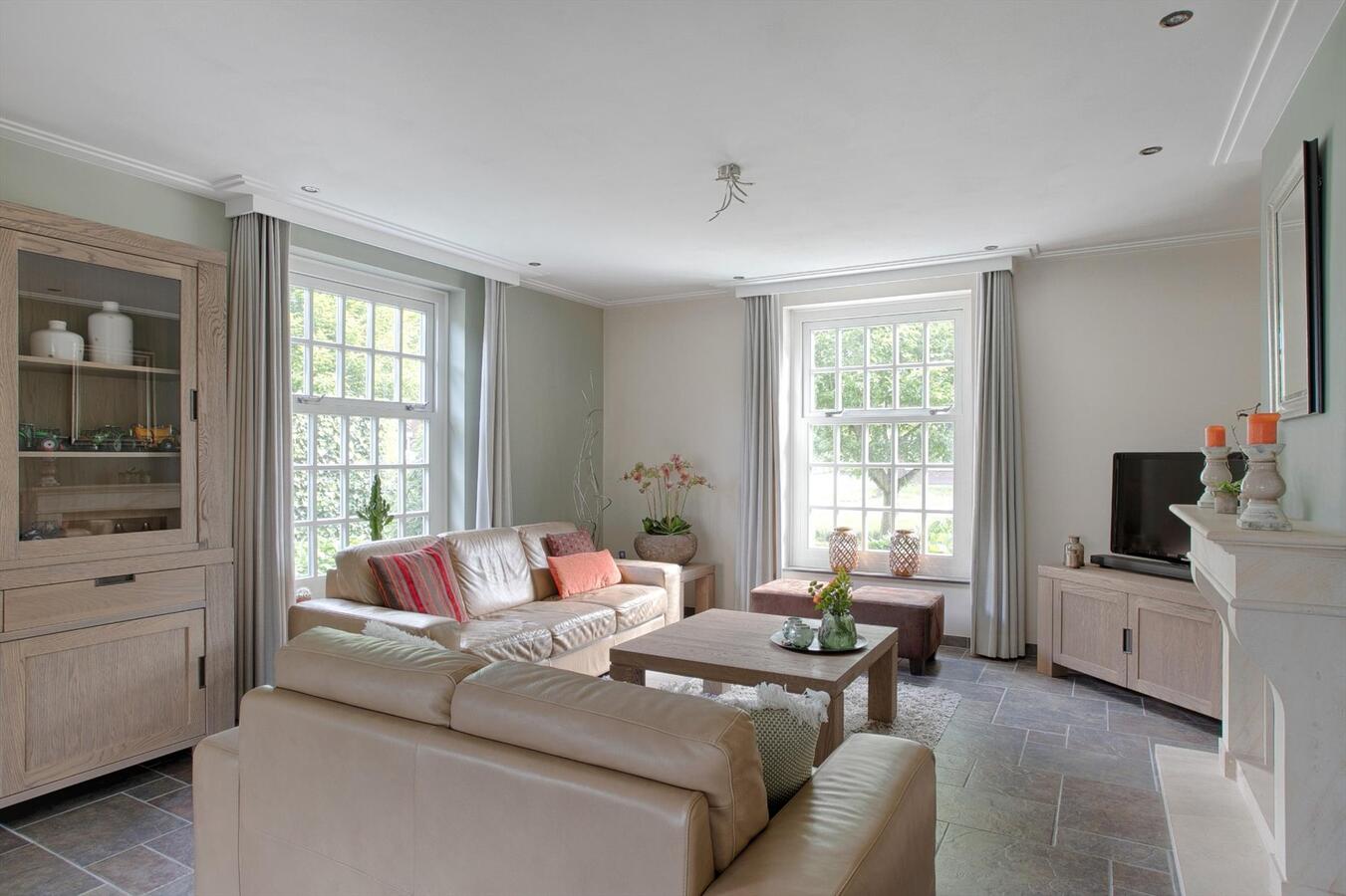 Luxe afgewerkt landhuis met gastenverblijf op een mooie locatie nabij het centrum van Hulsel gelegen op een perceel van 1264 M². 