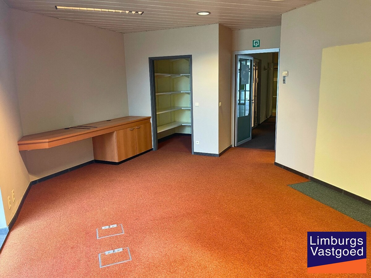 Handelsgelijkvloers 433m² met 3 parkings en kelder op commerciële topligging 