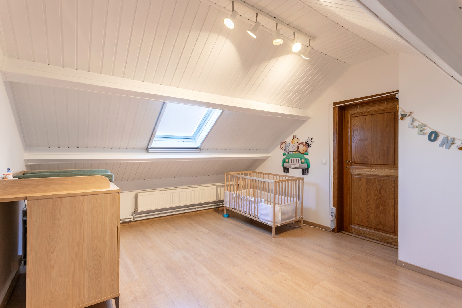 Instapklare woning met 3 slaapkamers, tuin en 2 garages. 