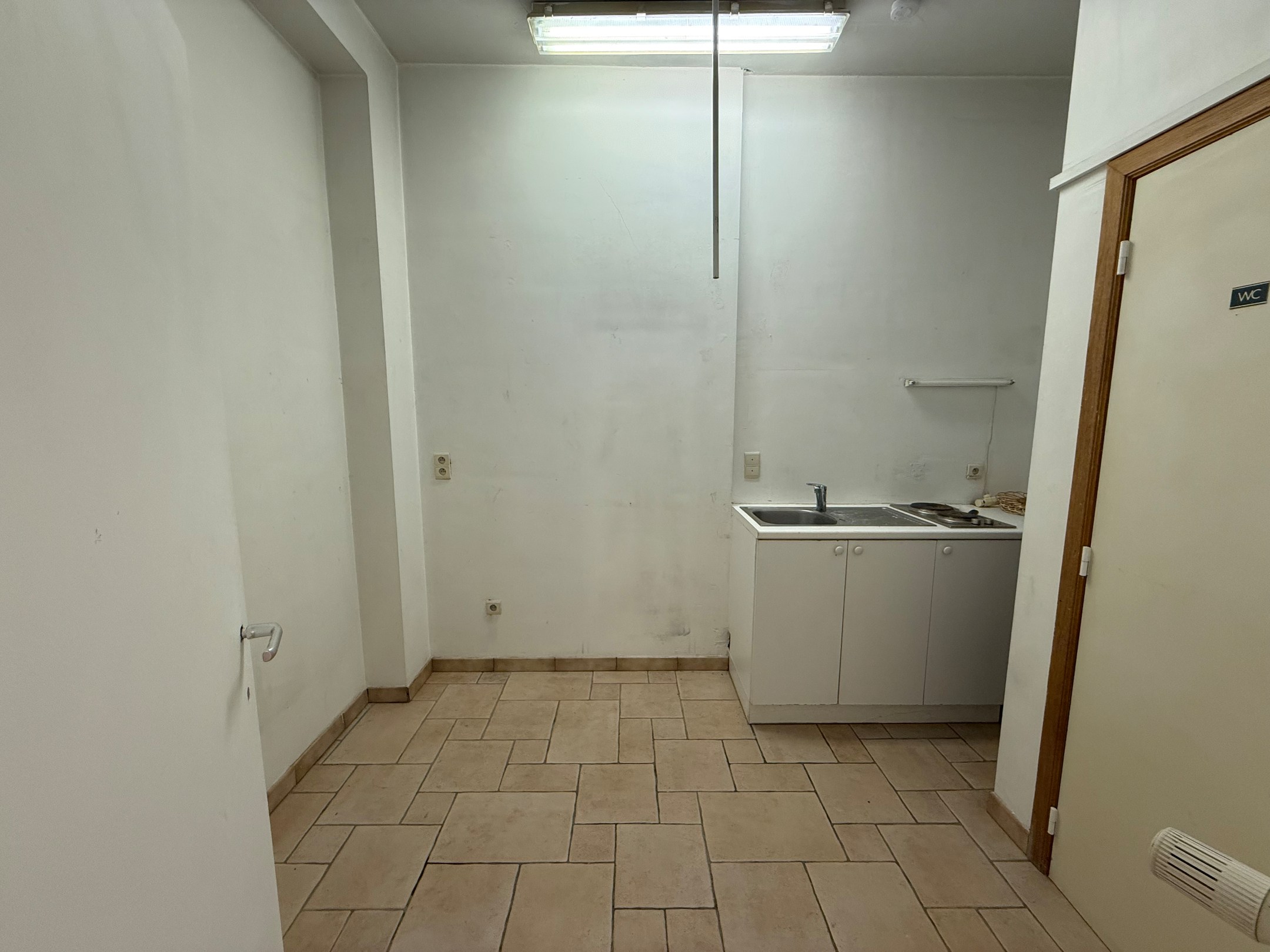 BOUTIQUE À LOUER À LA PLACE RUBENS - OPPORTUNITÉ UNIQUE 