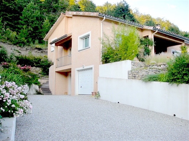 Eigentijdse villa omringd door wijngaarden 