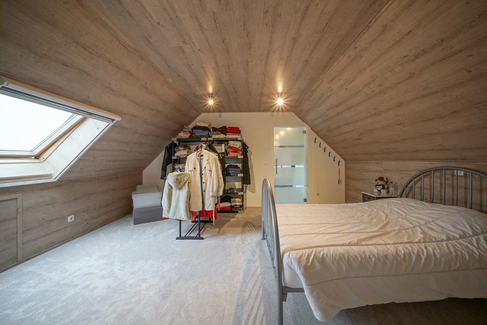 Alleenstaande woning op ruim perceel met vernieuwd woongedeelte en loods (80 m²) 