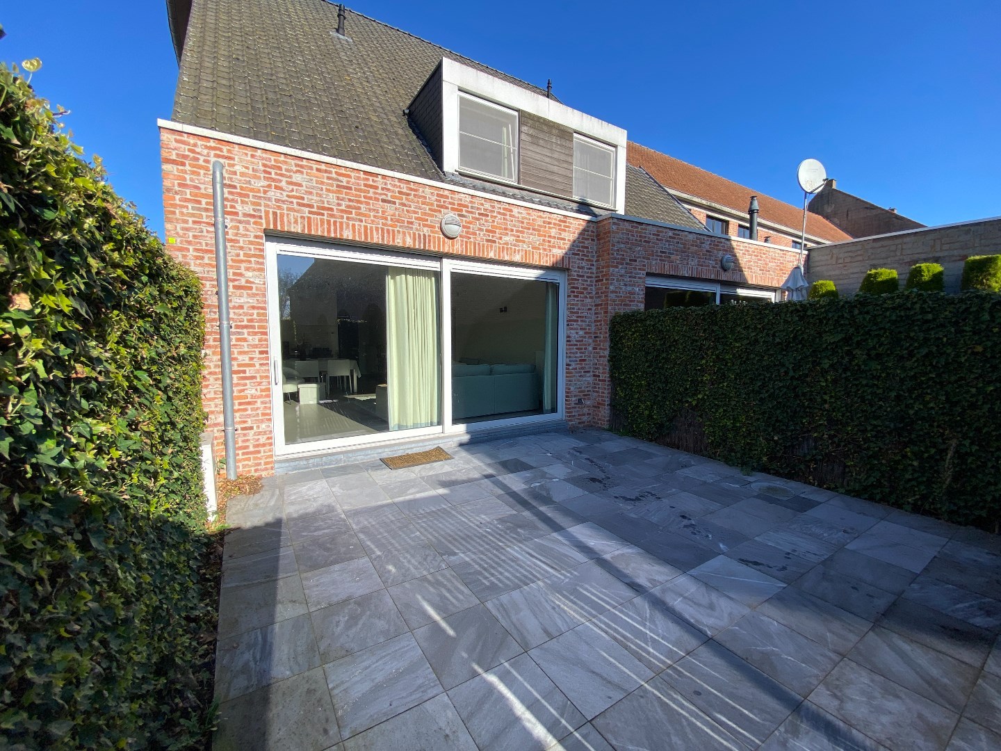 Halfopen bebouwing met terras en garage 