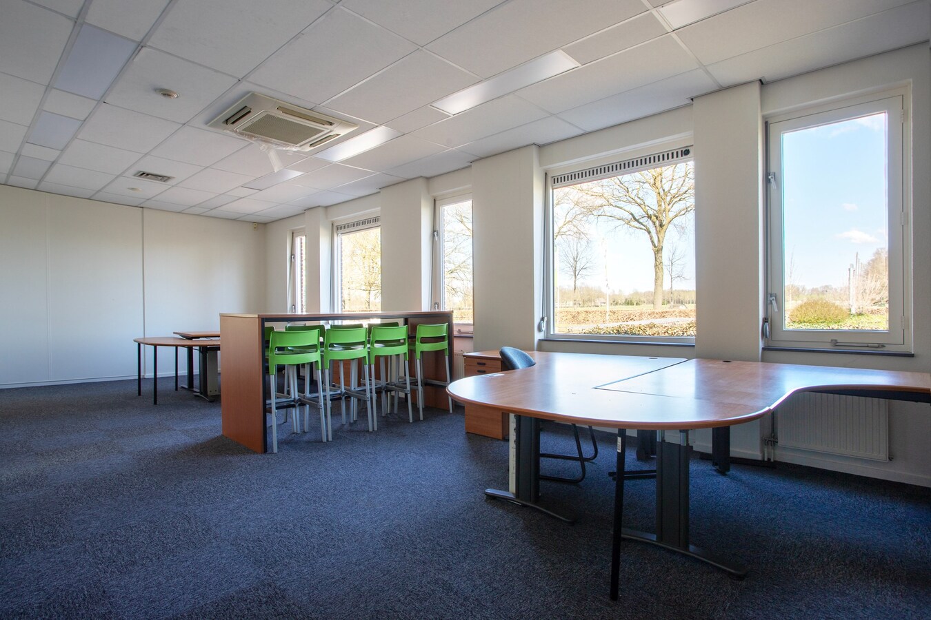 Vrijstaande representatieve kantoorruimte van circa 342 m2 met ruim voldoende parkeergelegenheid. (circa 20 plaatsen) 