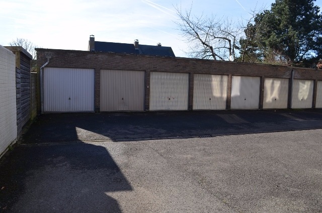 Gelijkvloers app met 2 slpks en garage te centrum Eeklo 