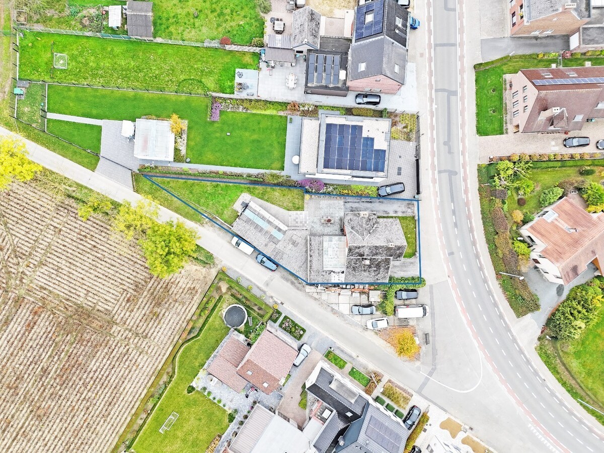 Ruime, solide jaren '50 woning met 2 garages te Nederzwalm 