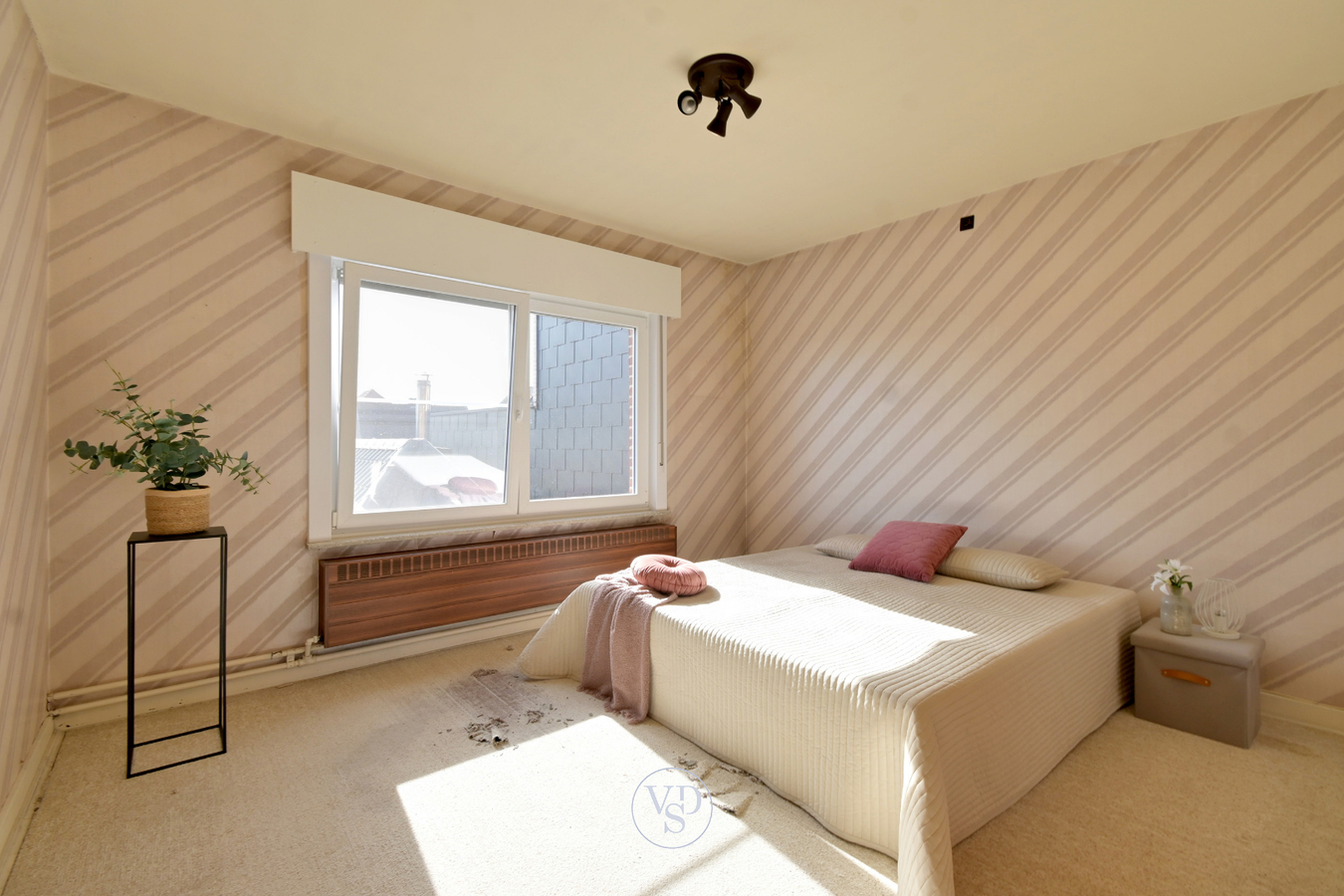 Degelijke woning met mogelijkheden, nabij centrum Zingem. 