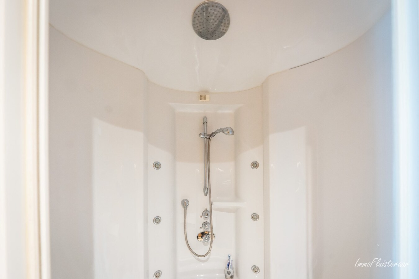 Prachtige villa met hippische accommodatie en binnenpiste op ca. 2ha te Paal 