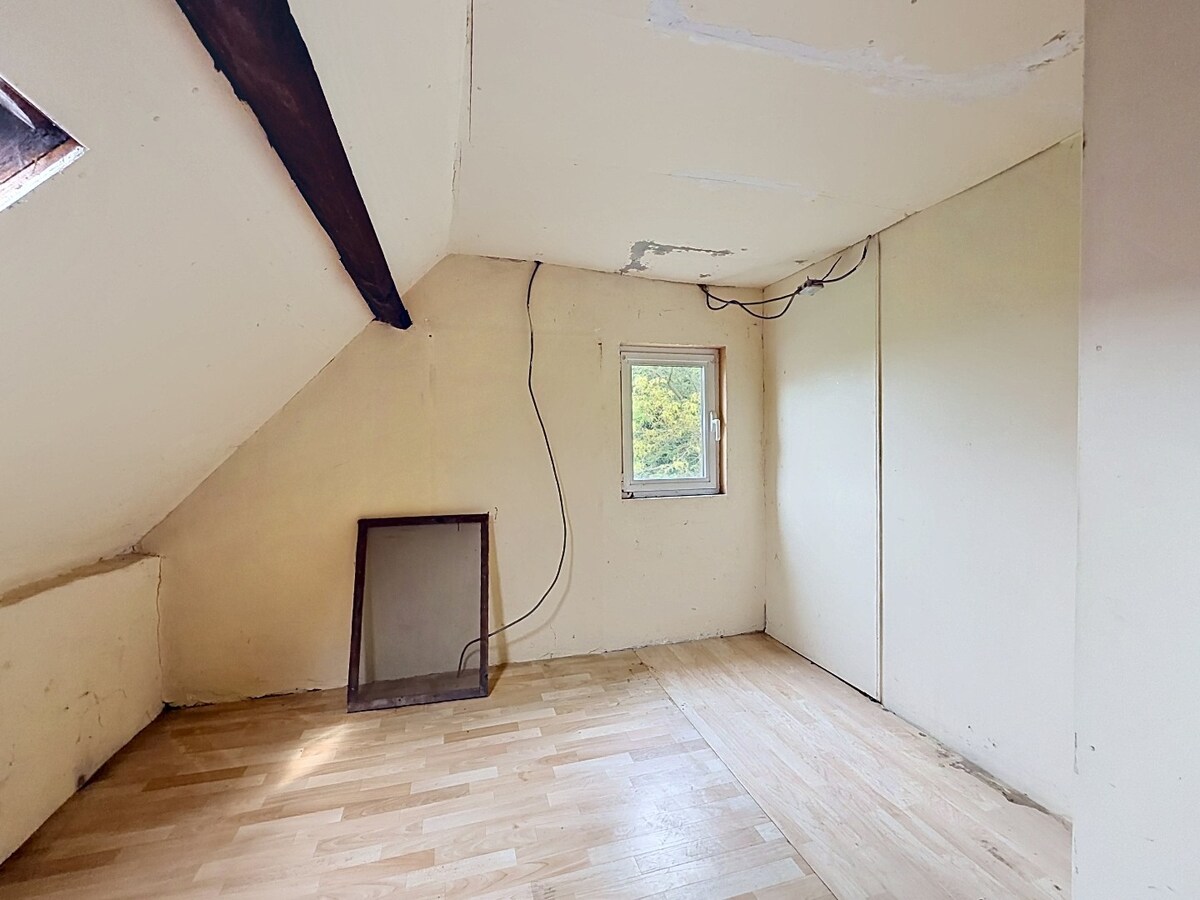 Te renoveren/te slopen woning op 16 are gelegen te Elene 