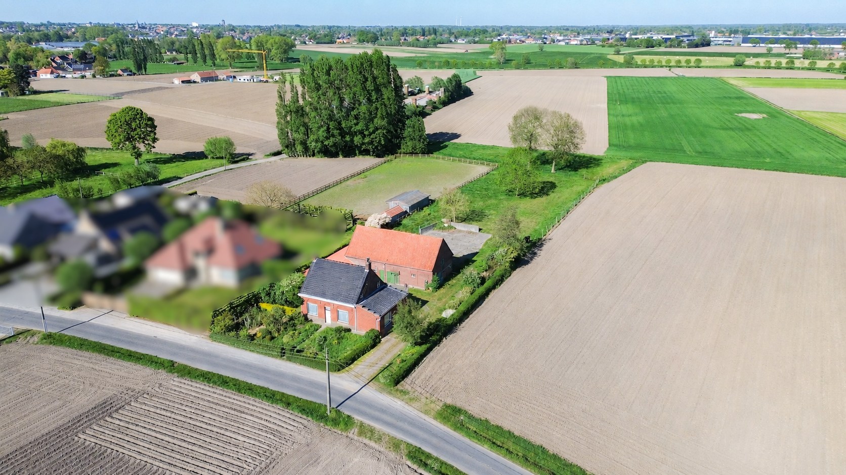 Landelijke hoeve-woning op ruim perceel, met weide en stallingen. 