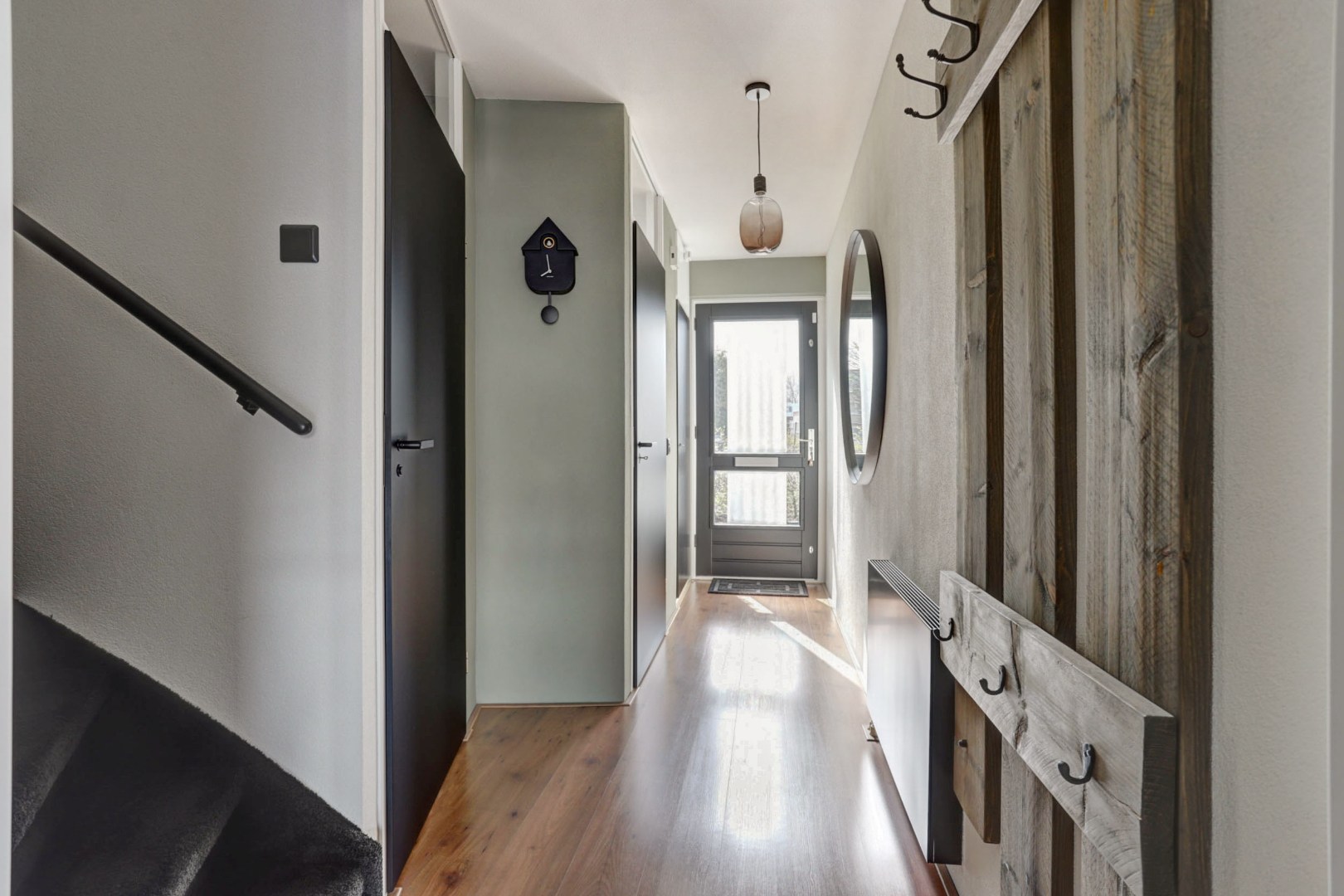 Energiezuinige (A-label) en uitstekend onderhouden 4-kamer tussenwoning met voor- en achtertuin met houten berging! 