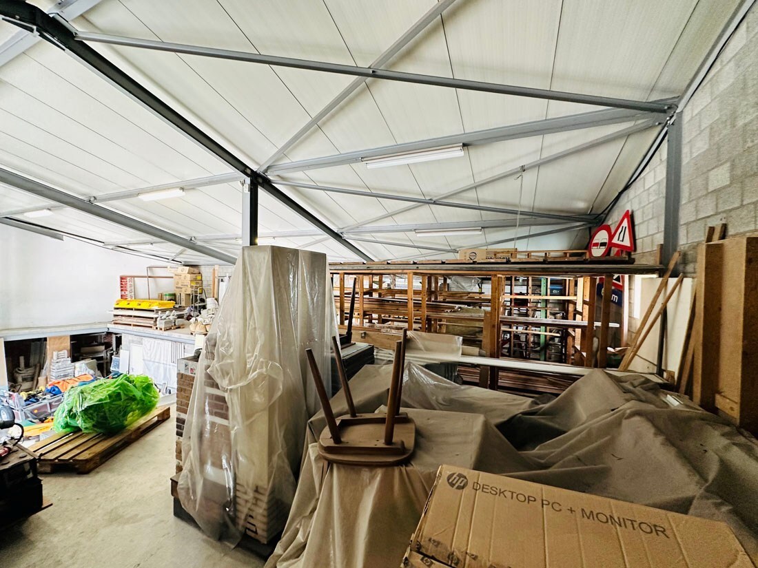 Ruim magazijn met kantoren met veel potentieel te Kuringen 