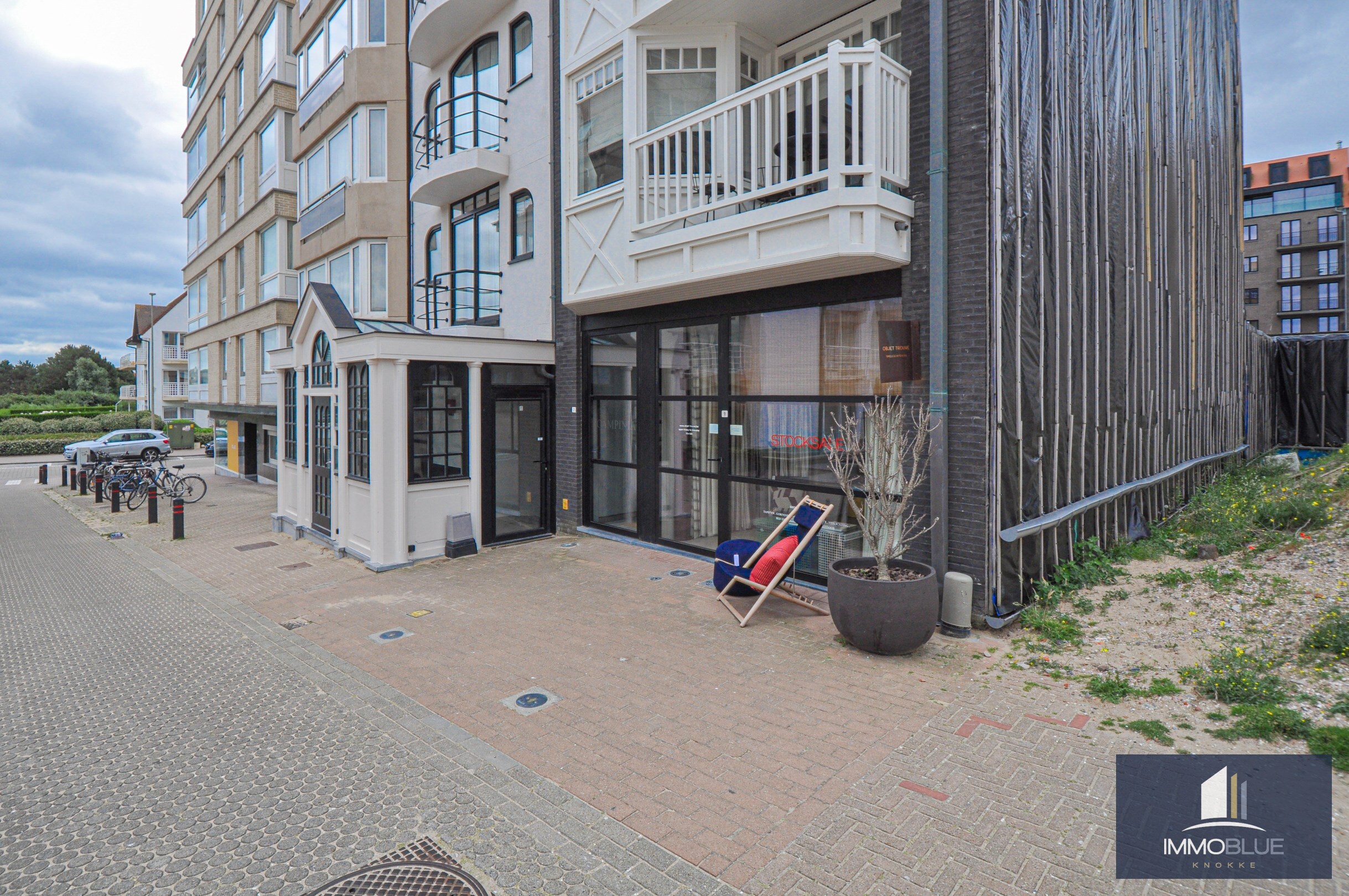 Grand local commercial avec garage intérieur situé au Zoute. 