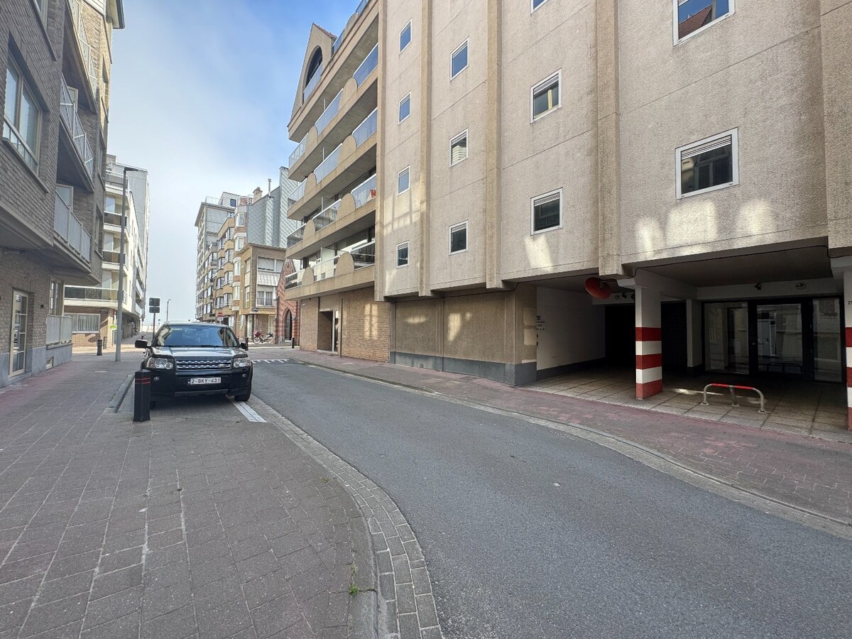 Garagebox te koop nabij de Zeedijk en het Heldenplein te Heist. 