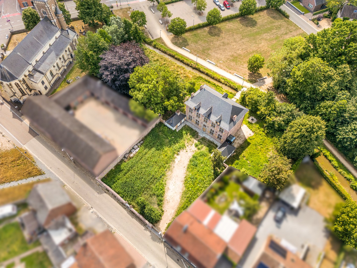 De tuin is zowel toegankelijk langs twee zijden (Tongerlostraat en Itterplein)