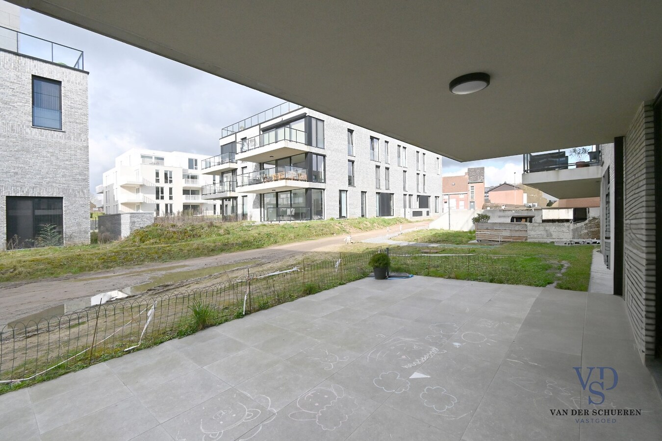 Quasi nieuwbouwappartement met ruim terras 