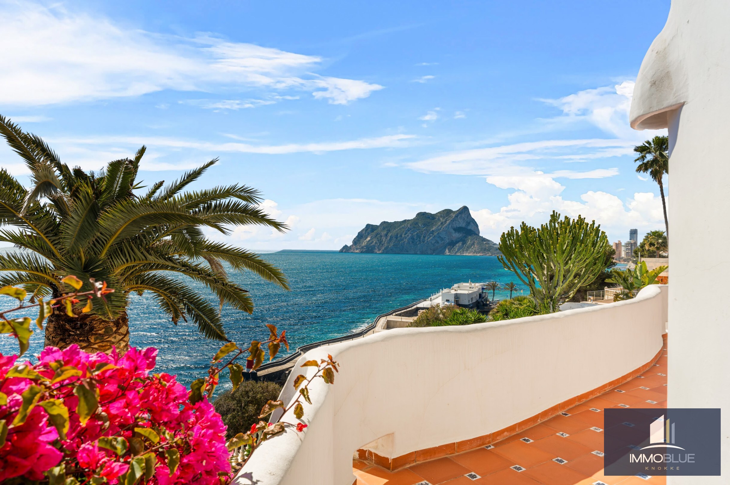 Villa méditerranéenne rénovée avec vue sur mer dans un environnement côtier calme 