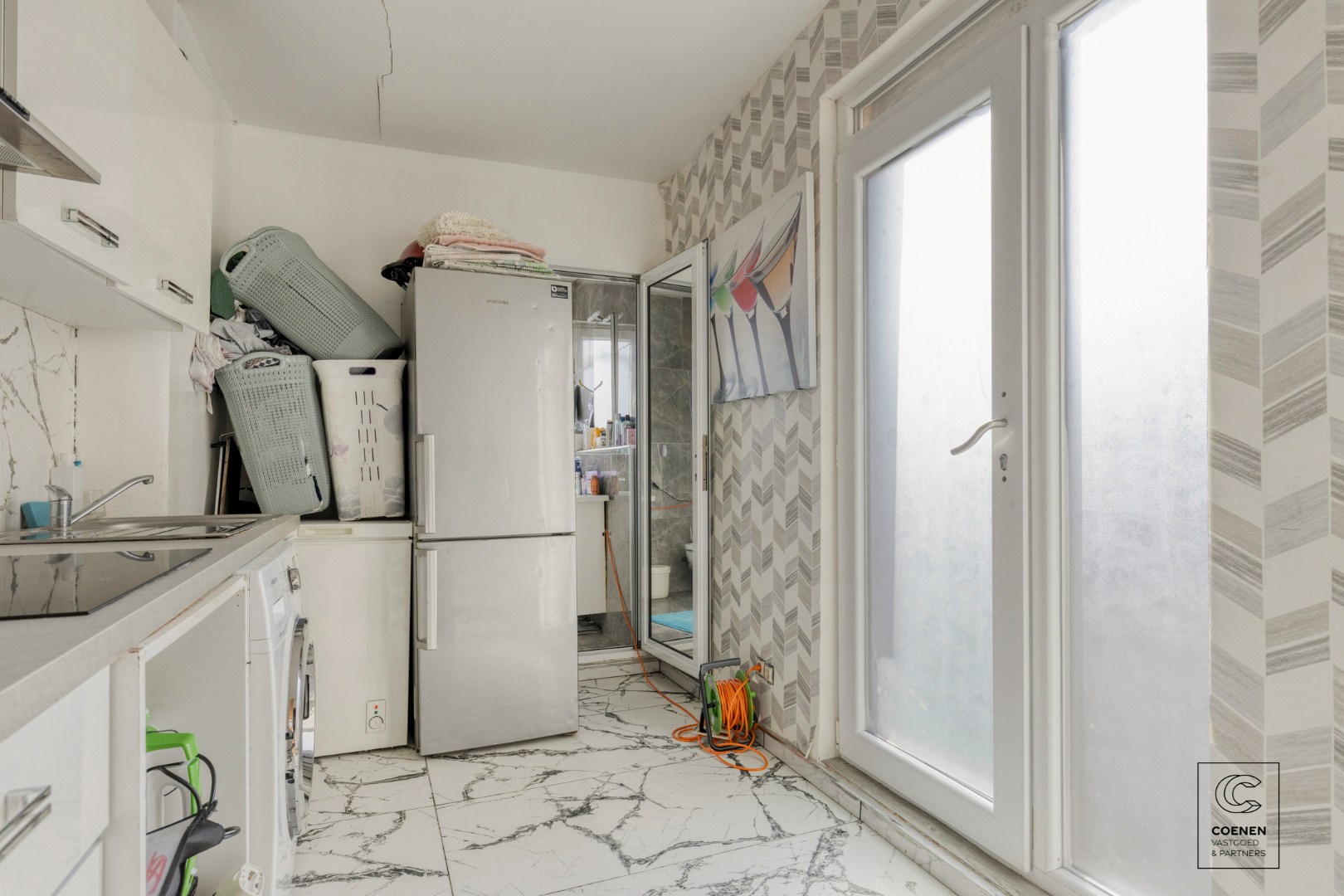 Ruime handelswoning, momenteel ingericht als handelsruimte en 2 appartementen op goede ligging te Antwerpen! 