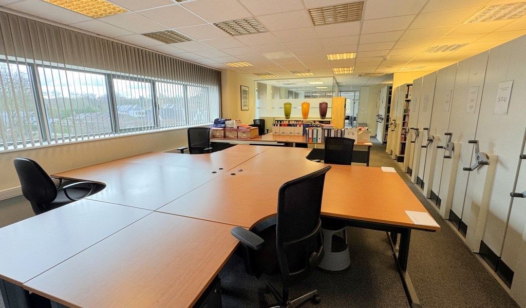 Ingedeelde kantoorruimte met parking te huur in Sint-Martens-Latem