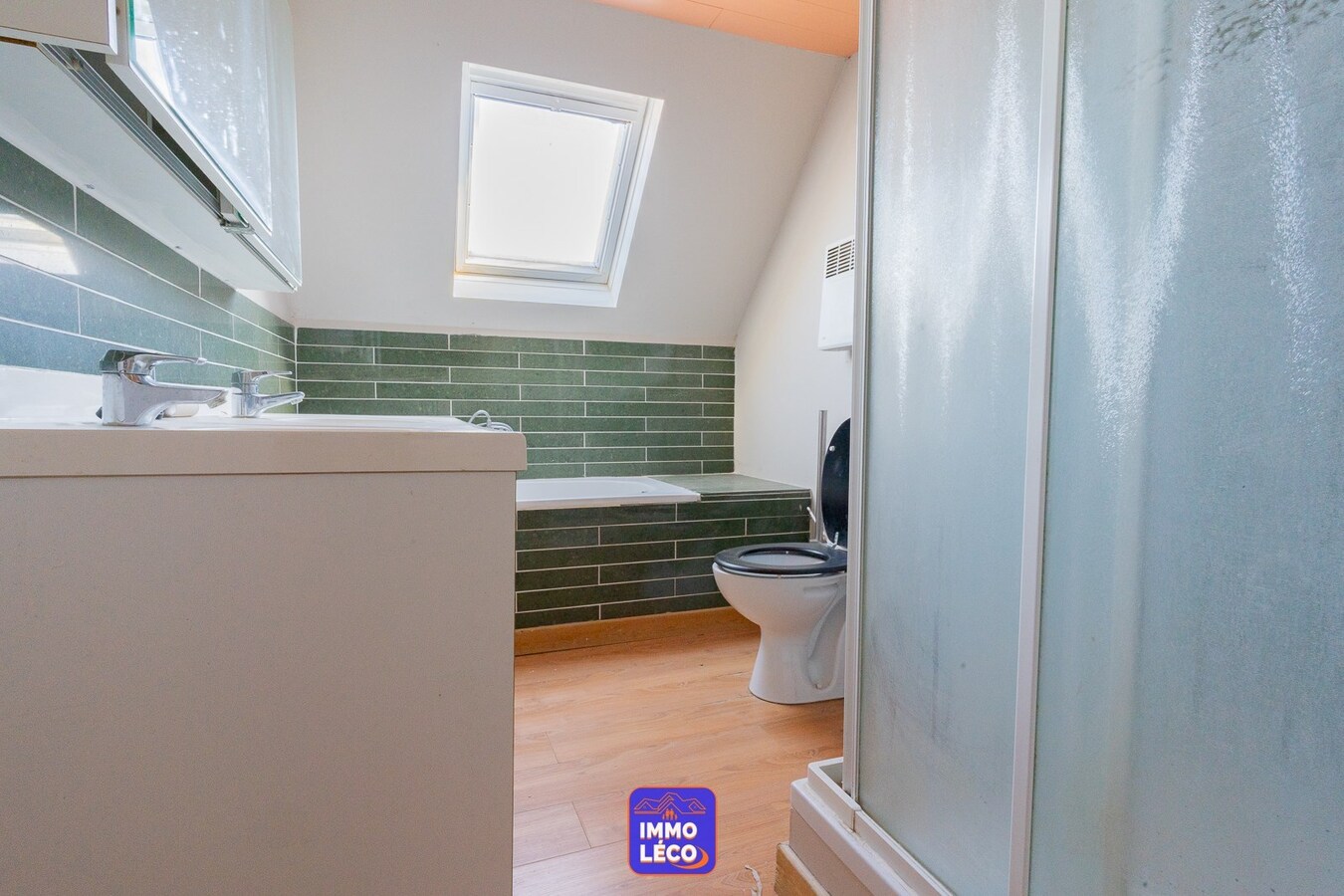 Maison avec jardin, située dans une rue calme. 