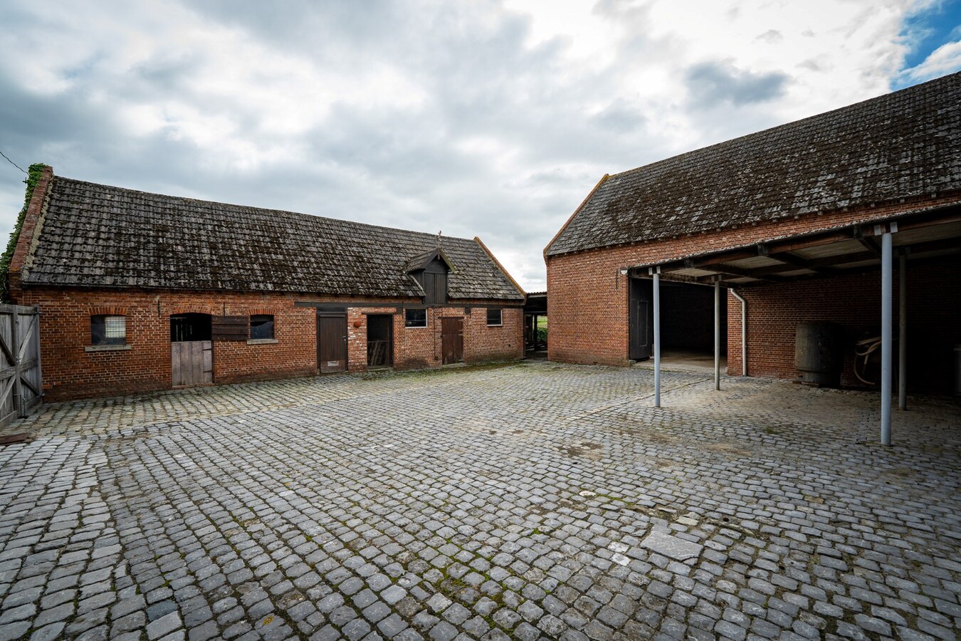 Farm to be renovated with stables and pastures on approximately 1.7 hectares in Herk-de-Stad. 