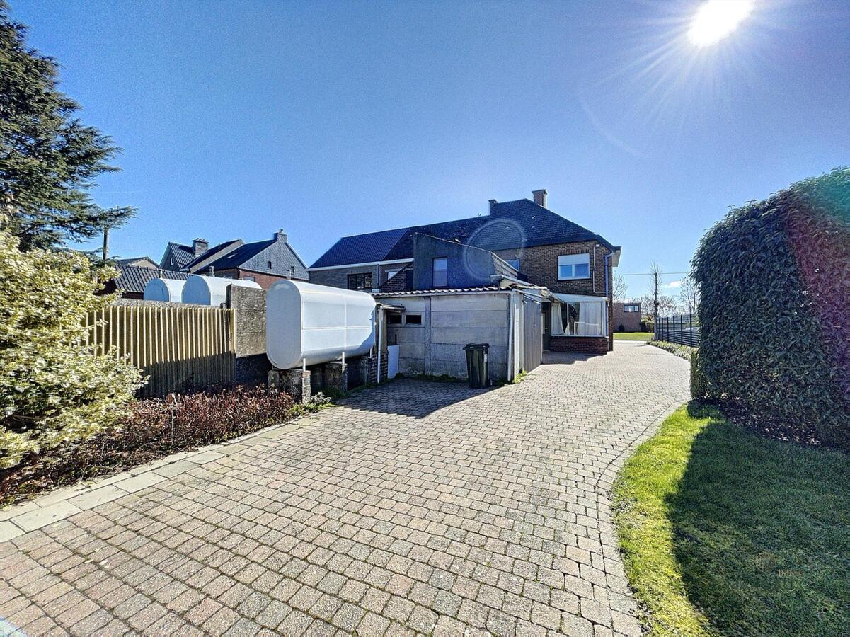 Verkocht op 1 dag! Te renoveren halfopen bebouwing op groot perceel 