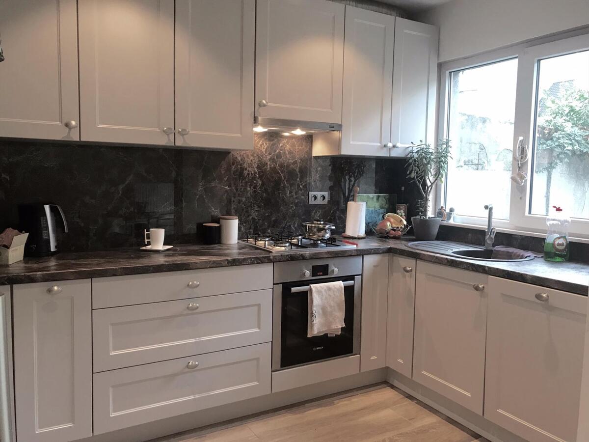 MOOI GERENOVEERDE WONING MET TUIN  AAN STADSRAND 