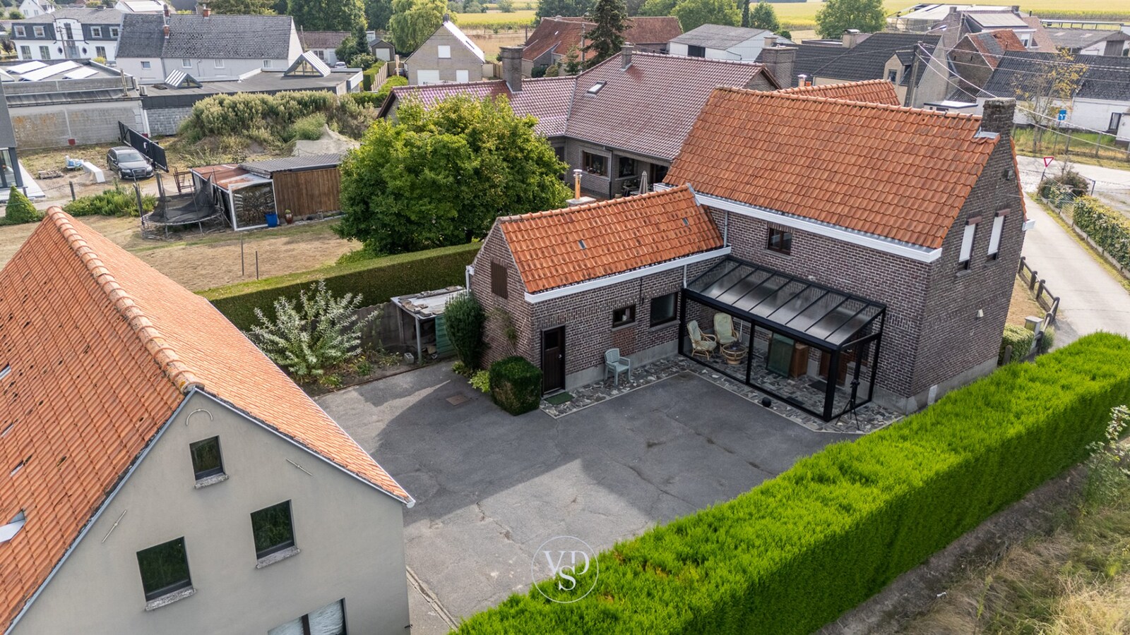 Landelijke woning - te renoveren. 